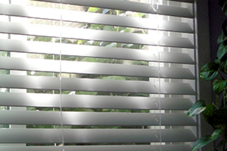 2 1/2" Classic Cordless Faux Wood Blinds